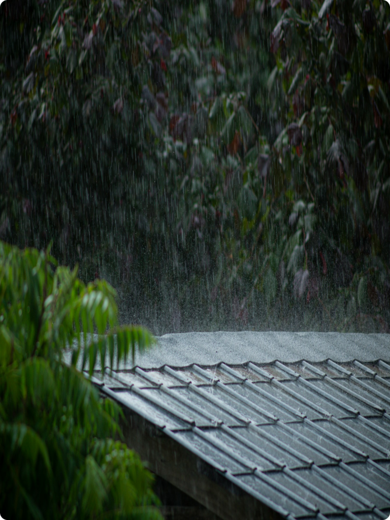Toiture inclinée étanche sous une grosse pluie