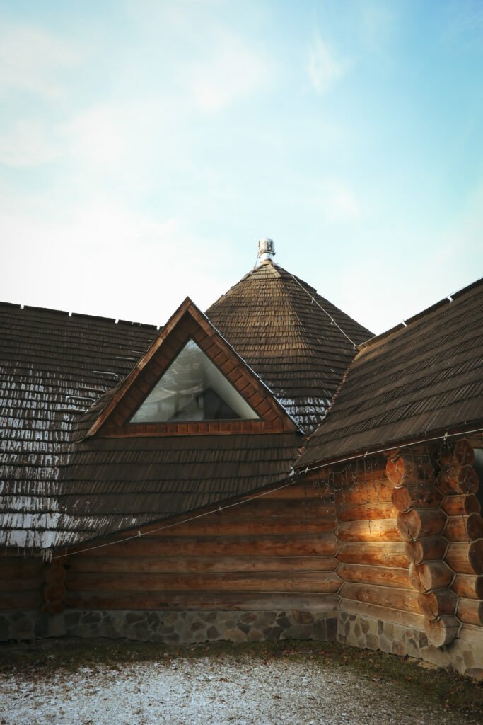 Maison en bois chaleureuse par une journée d'hiver sur fond de ciel bleu.