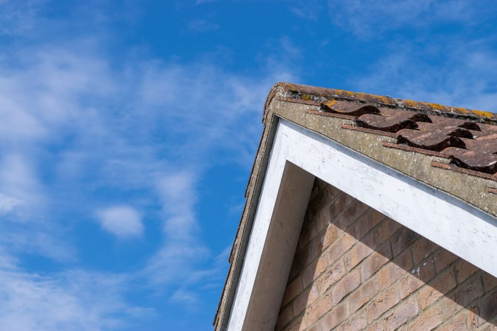 Gros plan sur un toit de maison sur fond de ciel bleu.