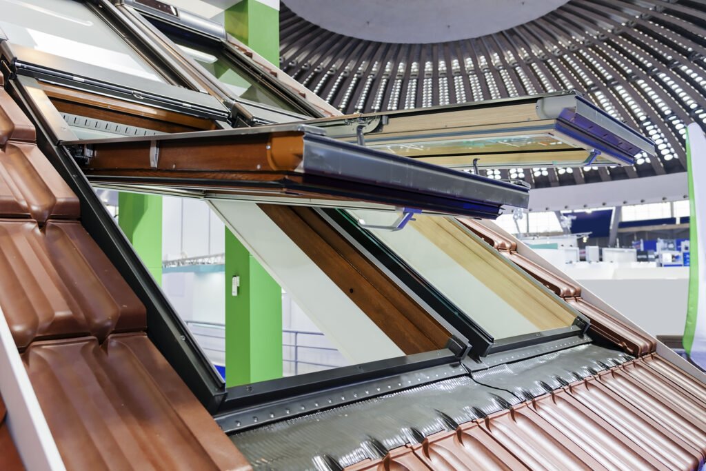 Système de fenêtre de toit ouverte pour la maison, vue de l'extérieur.