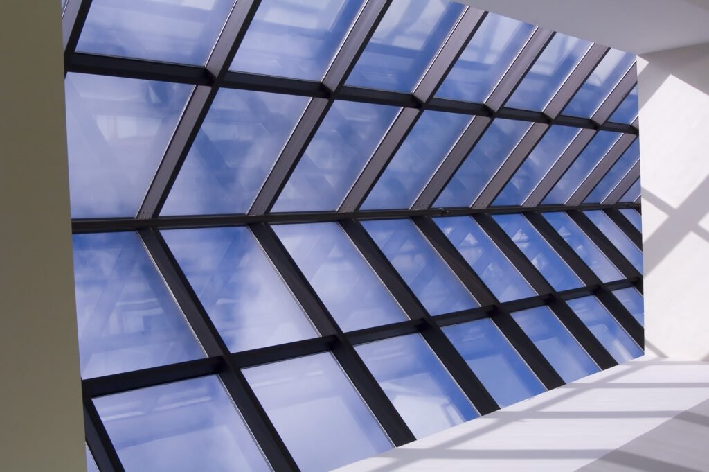 Puits de lumière avec reflets et ciel bleu.